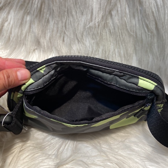 Lululemon Everywhere Belt Bag NWT - Picture 6 of 12